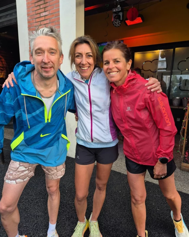 Les Apéro Running 👟

Le parfait mélange : Sport × Diet × Convivialité 🔥☀️

C'est l'évent ABSOLUMENT Libre d'accès pour tous, tous niveaux confondus que vous offrent @vis.ta.diet et @les_galopins_tarbes.

C'est dans ces sorties que se créent des rencontrent, un esprit d'équipe, du partage de connaissance et l'accès aux conseils avisés en diététique Sportive tout en dégustant un apéro de récup réalisé avec soin par @luc_bankuti notre chef marathonien @les_galopins_tarbes 🍇

Ce soir :
- Virgin Mojito spécial Récup🍹
- Bière 🍺 
- Club sandwich (un pur délice Luc !!!!)
- et de généreuses planches de charcuteries et fromages, @les_galopins_tarbes prend soin de ses sportifs ☀️

Nous avons déjà le plaisir de retrouver nos runners préférés et toujours la joie d'en accueillir de nouveaux !!

Qui a envie de partager quelques foulées bien arrosées ?🍹🍻