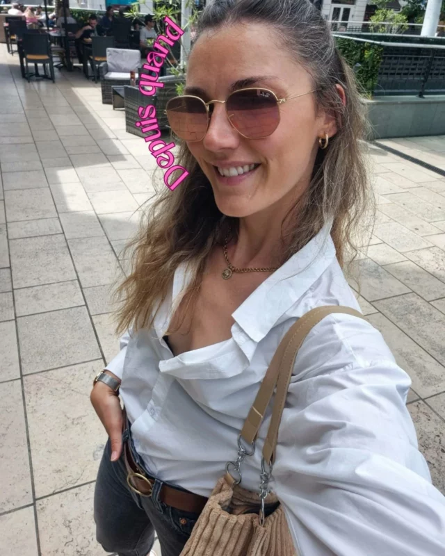 😶‍🌫️ -《 Mon dieu, Samantha, j'ai bien mangé ces 2 dernières semaines et j'ai tout fichu en l'air ce week-end.. 》
-《 Comment ça, tout fichu en l'air ? 》
-《 Ben on est parti se faire un brunch entre copine, ça me faisait beaucoup trop envie, j'ai pas su résister, j'ai pris une formule avec un toast d'avocat, un chocolat viennois, du jus d'orange... et le pire... Il y avait un COOKIE ! 🍪 》
-《 Génial ! Quel est le problème ? 》
-《 Ben, le chocolat, l'avocat, le jus d'orange et le COOKIE !! C'est beaucoup trop de graisse et de sucre pour mon corps, en plus je me suis sentie lourde après 》.
-《 Je ne vois pas en quoi c'est trop pour votre corps si ce n'est que peut être un peu la quantité d'aliment à manger en 1 seul repas pouvant rendre inconfortable..
En plus, vous avez là une belle diversité nutritionnelle et ça tombe bien, la majeur partie de nos besoins alimentaires se trouvent être des glucides et des matières grasses.
D'autant plus que la diversité dans ce repas vous offre un joli panel de nutriments intéressants pour apporter du carburant et des outils à votre corps ET au moral par le plaisir que ce moment et ces aliments apportent 》.

😏 Un brunch, un restaurant, un fast food, une soirée BBQ...
En plus d'être nourrissant, ce sont des moments de partage et de plaisir gustatif parmis bien d'autres plaisirs  alimentaire tel qu'un bar grillé sur son lit de riz au petit légumes sauce au beurre.
Ces moments FONT PARTI DE L'ÉQUILIBRE ALIMENTAIRE ! 🍪🍪
Sans eux, le moral peut chuter, les humeurs partir en live et je tiens à préciser que ce n'est pas en 1 seul repas que tout part en vrille, il en faut bien plus au corps pour se sentir surchargé.
N'oublions pas qu'il se régule très très bien tout seul, il a pas besoin qu'on passe notre temps à lui donner des antioxydants et des boissons magiques pour le detoxifier ou je ne sais quoi.

☀️ Alors profite de ce moment de partage, fait toi plaisir, n'aie pas peur de manger un cookie de trop, ton équilibre AU QUOTIDIEN compte plus qu'un simple repas extérieur.

Bonne adresse : @blend_fr

#dietetique
#infodiet #nutrition #nutrisport #santé